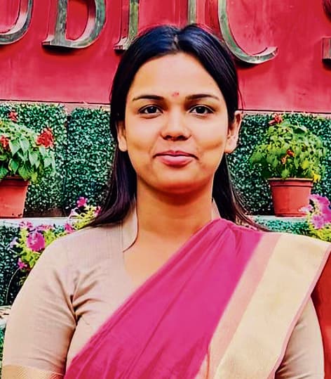 Saran News : आइएएस बनी गांव की बेटी, रिशा रानी ने पहले प्रयास में पास की यूपीएससी मुख्य परीक्षा