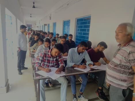 सेमेस्टर टू की परीक्षा आयोजित