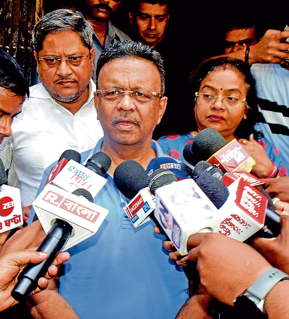 कोलकाता के दो मृतकों के परिजनों से मिले फिरहाद व अरूप