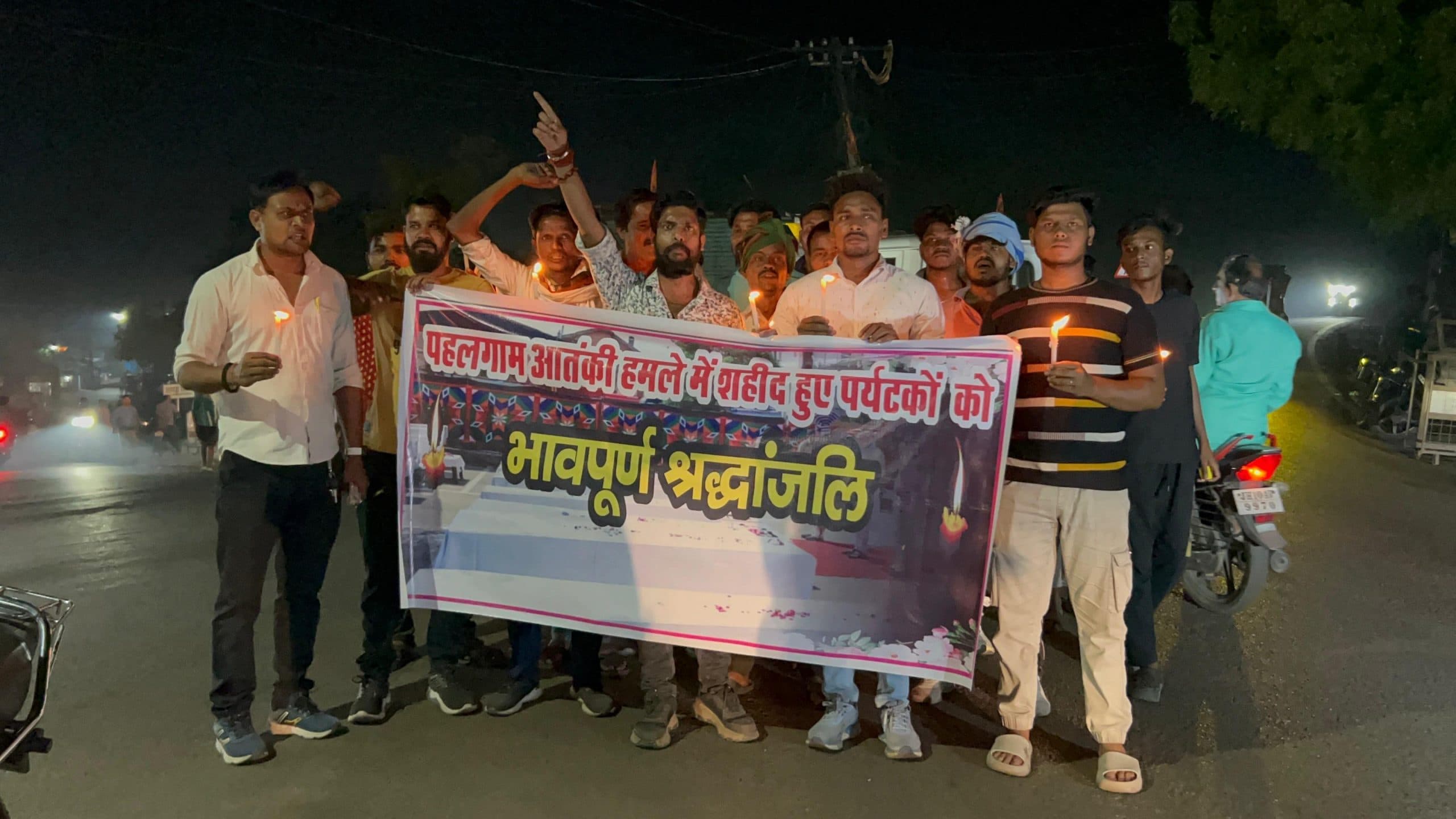 Dhanbad News :युवा कांग्रेस ने निकाला कैंडल मार्च, शहीदों को दी श्रद्धांजलि