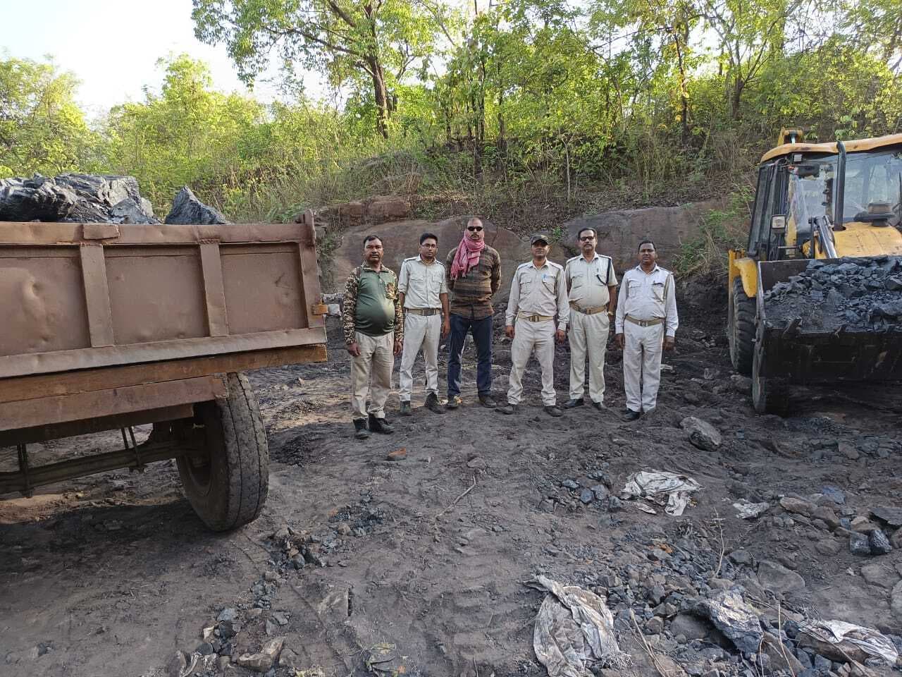 Bokaro News : 13 टन अवैध कोयला जब्त, दो सुरंगों को किया बंद