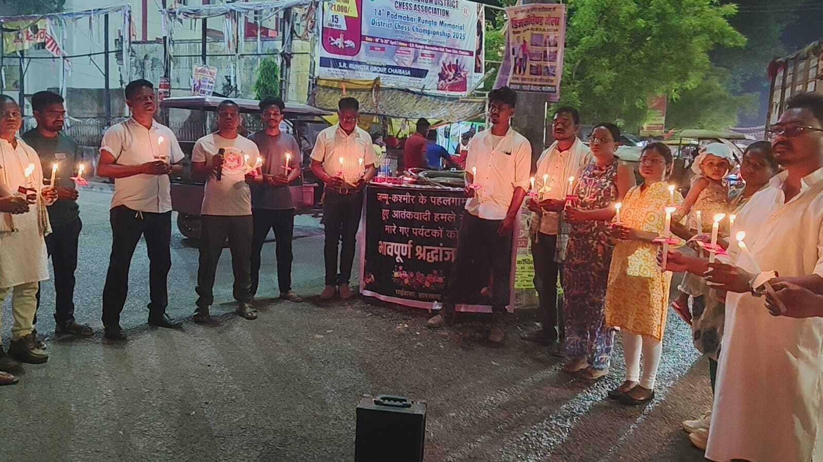 Chaibasa News : समाजिक कार्यकर्ताओं ने निकाला मशाल जुलूस