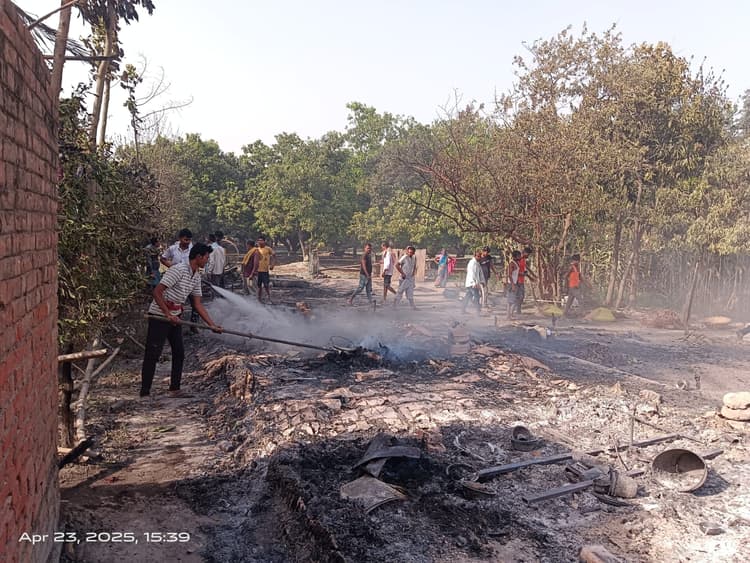 Samastipur News:मिर्जापुर में तीन दर्जन घर जलकर खाक, लाखों का नुकसान