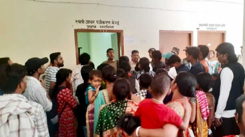 East Singhbhum News : घंटों कतार में खड़े रहने के बाद नहीं बना आधार, ग्रामीणों का हंगामा