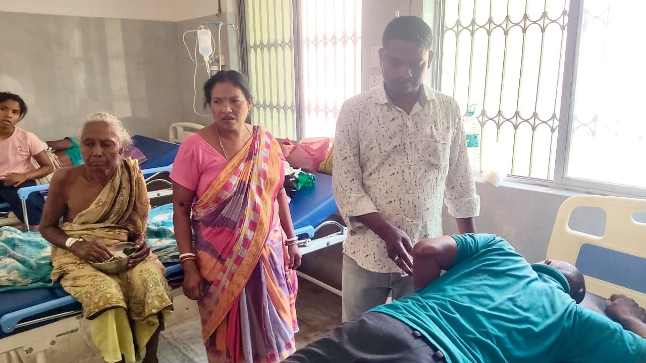 East Singhbhum News : घाटशिला के चुनूडीह में घुसा हाथी, घरों को नुकसान, दो लोग घायल