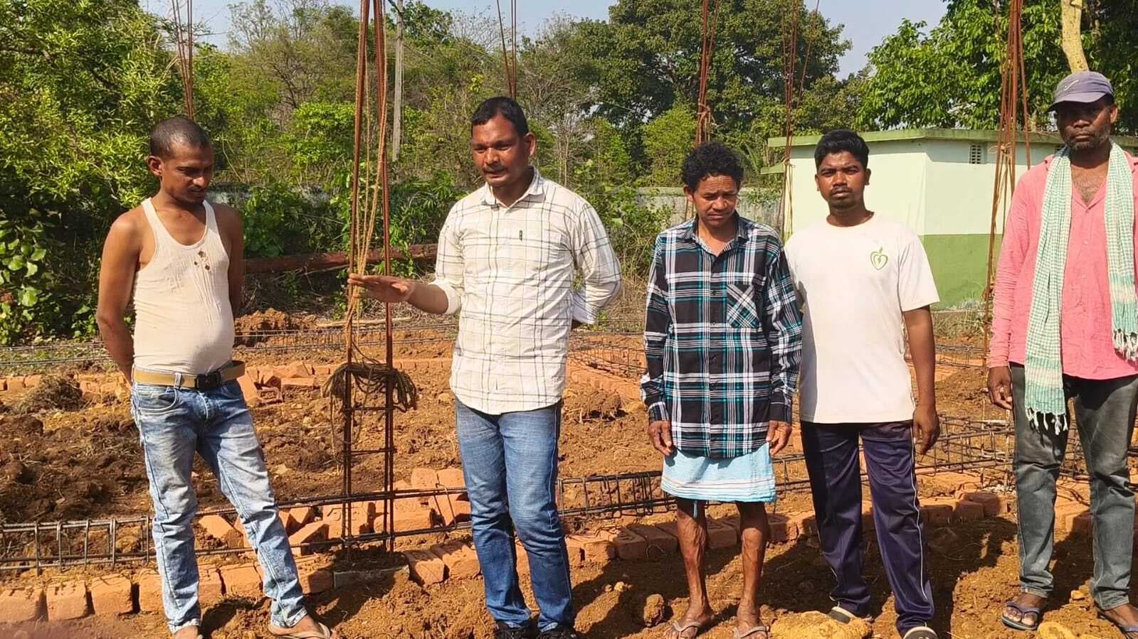 West Singhbhum News : भवन निर्माण कार्य में न्यूनतम मजदूरी नहीं दी जा रही : ग्रामीण