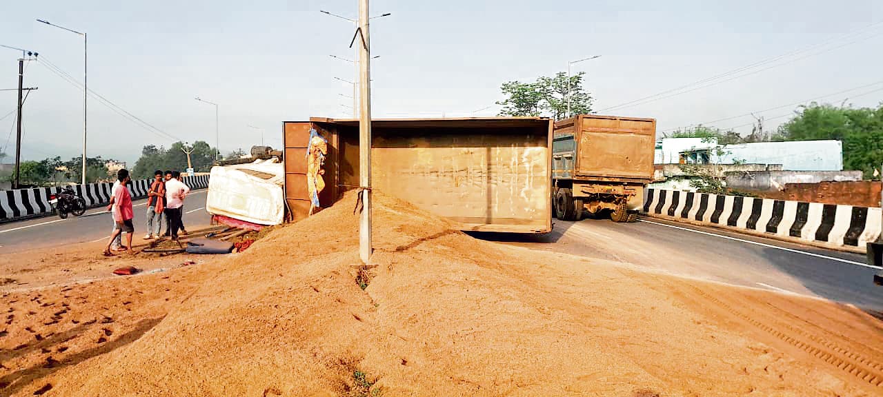 seraikela kharsawan news: चौका ओवरब्रिज पर बालू लदे हाइवा के धक्के से कार सवार हुए घायल, बच्चा गंभीर