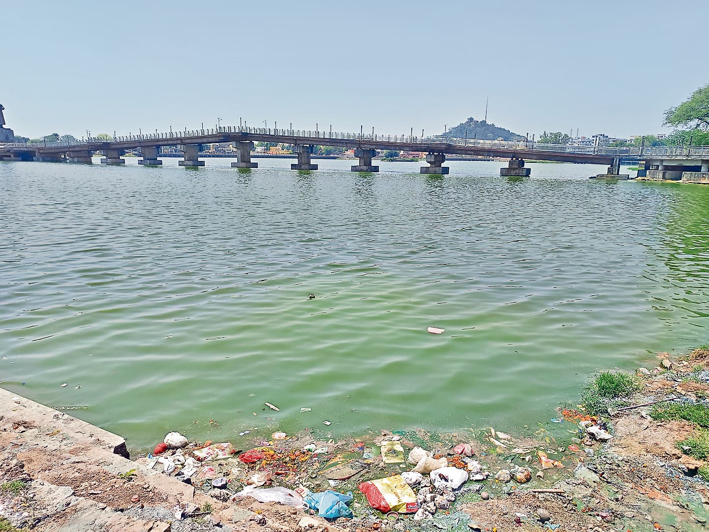 Ranchi News : 8.10 लाख रुपये के ई-बॉल डालने के बाद भी बड़ा तालाब के पानी से आ रही बदबू