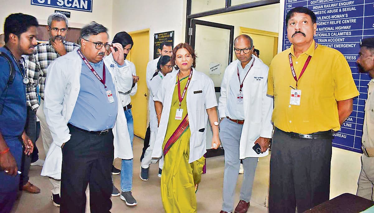 Ranchi News : सेंट्रल इमरजेंसी और ट्रॉमा सेंटर में भर्ती प्रक्रिया सरल बनायें : निदेशक