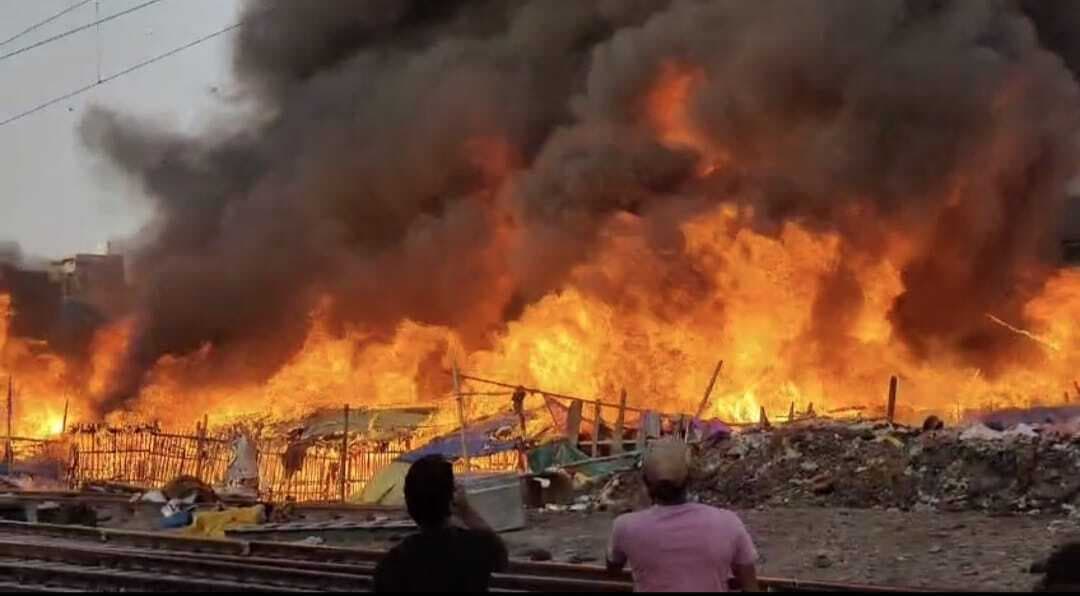 आग लगने से 52 झोंपड़ीनुमा घर जलकर राख, दस लाख से अधिक की क्षति