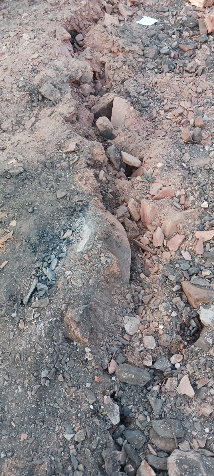 Dhanbad News : भौंरा-जहाजटांड़ मार्ग पर फिर पड़ी दरार, ग्रामीणों ने परियोजना का काम रोका