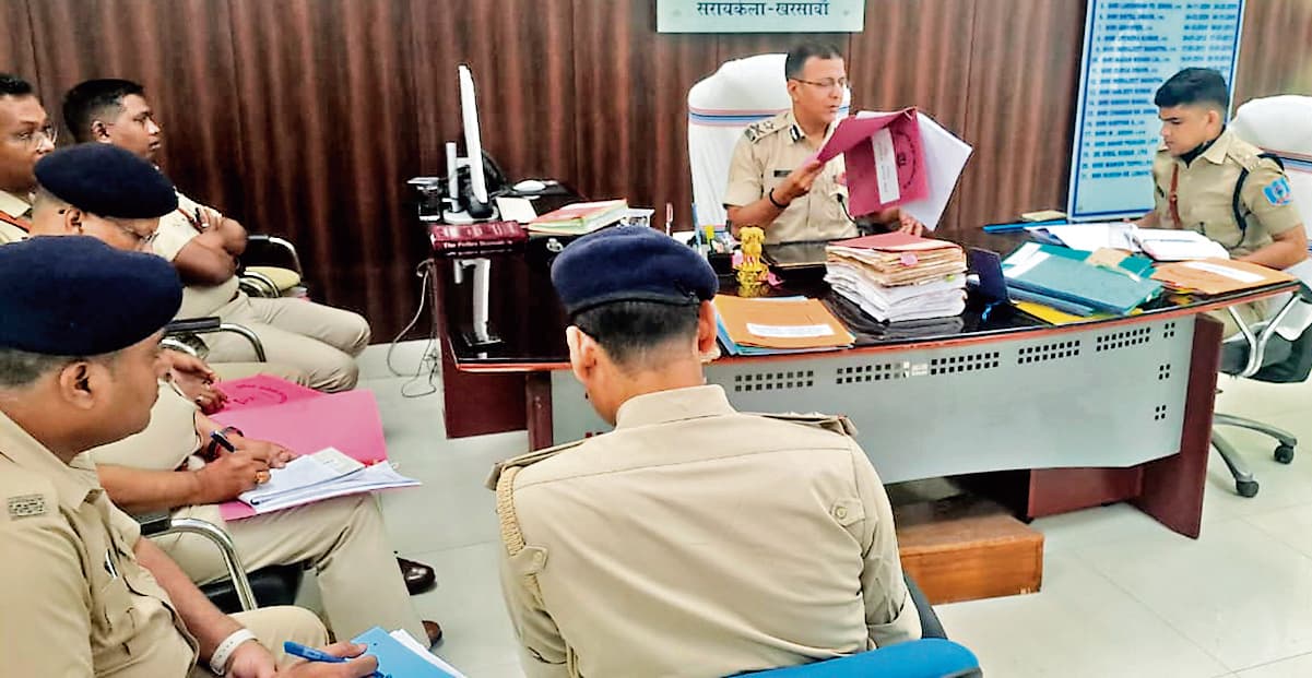 seraikela kharsawan news: पुलिस और जनता के बीच भरोसा बढ़ाने पर जोर : आइजी