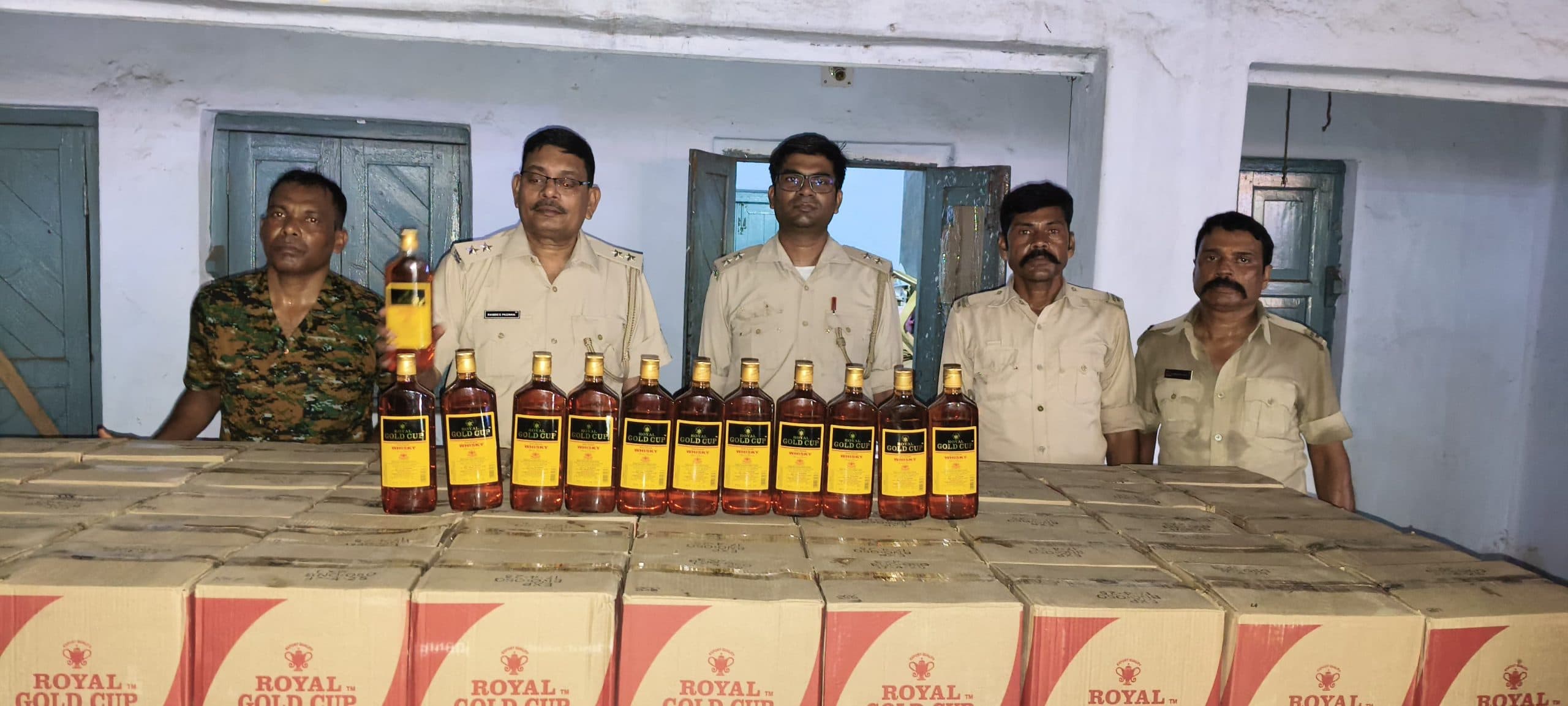 Jamshedpur News : सीतारामडेरा का अवैध शराब कारोबारी नीरज गुप्ता भूसा के बोरे में करता है शराब की सप्लाई, 10 लाख की शराब बरामद , दो गिरफ्तार