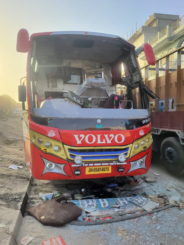 फोरलेन पर यात्रियों से भरी बस पलटी, हादसे में महिला की मौत