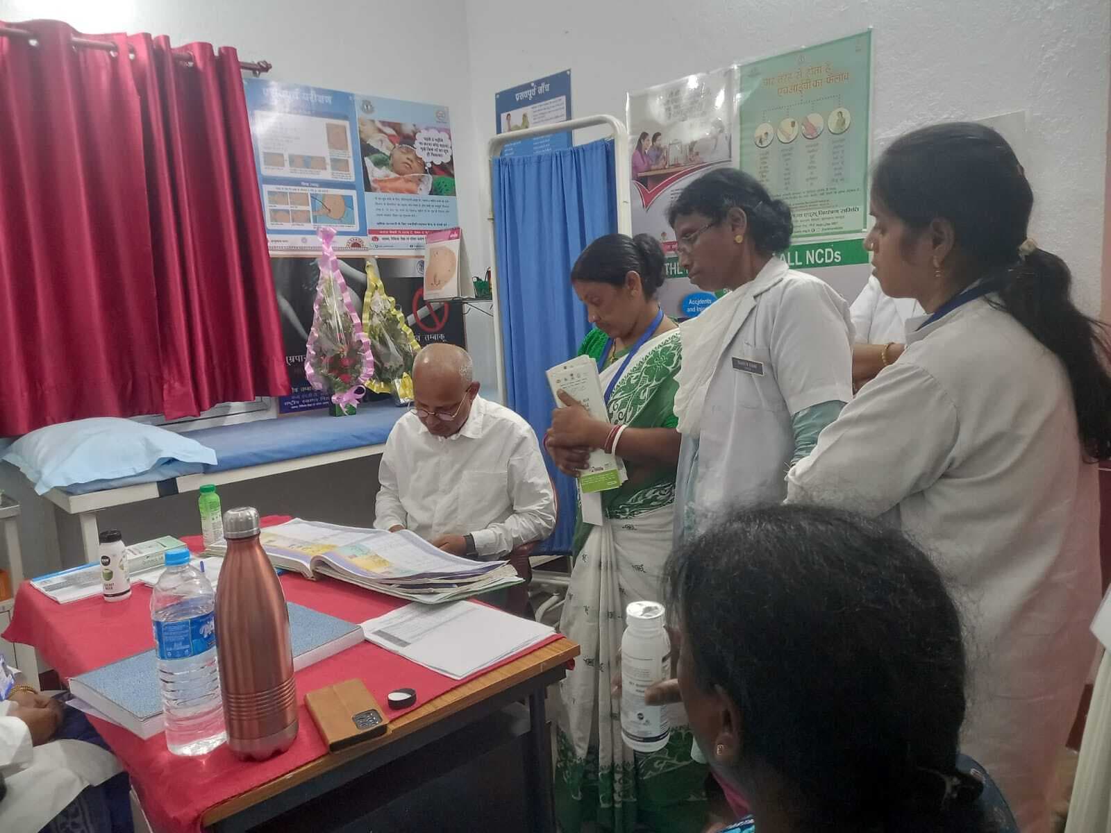 Jamshedpur News : एनक्यूएएस की टीम ने शहरी प्राथमिक स्वास्थ्य केंद्र बालीगुमा का किया निरीक्षण