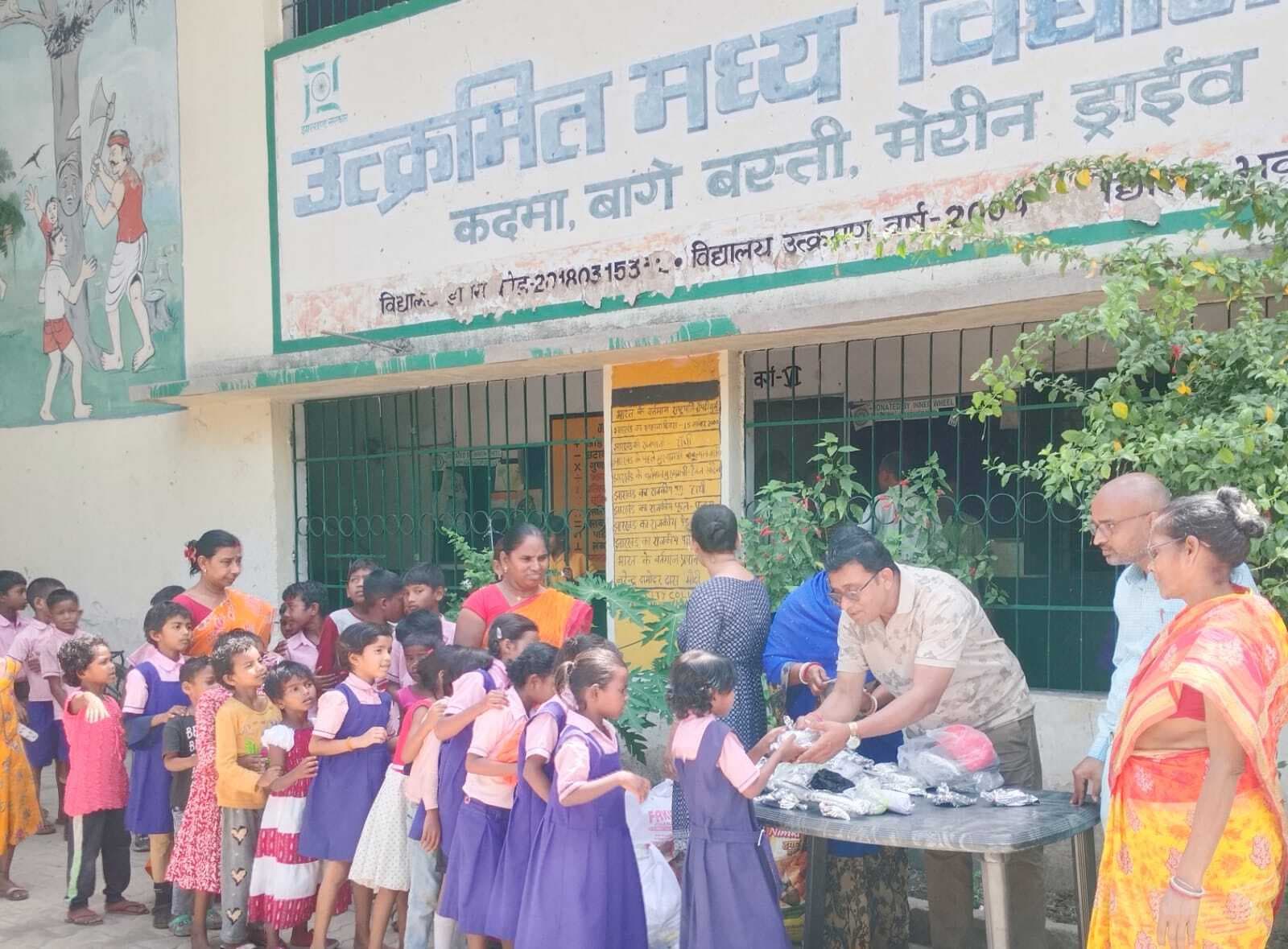 Jamshedpur News : रोटी बैंक ने स्कूली बच्चों में पौष्टिक आहार का किया वितरण