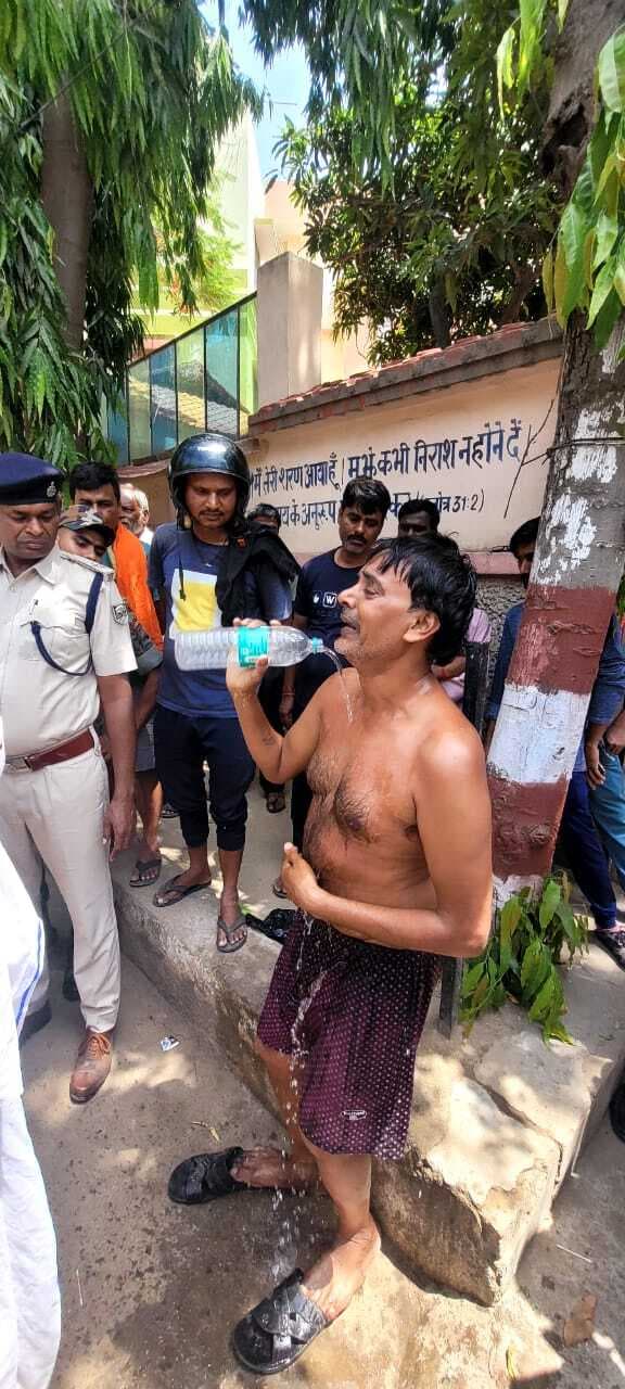 Bhagalpur News: पत्नी के वियोग में बीच सड़क पर आत्मदाह की कोशिश