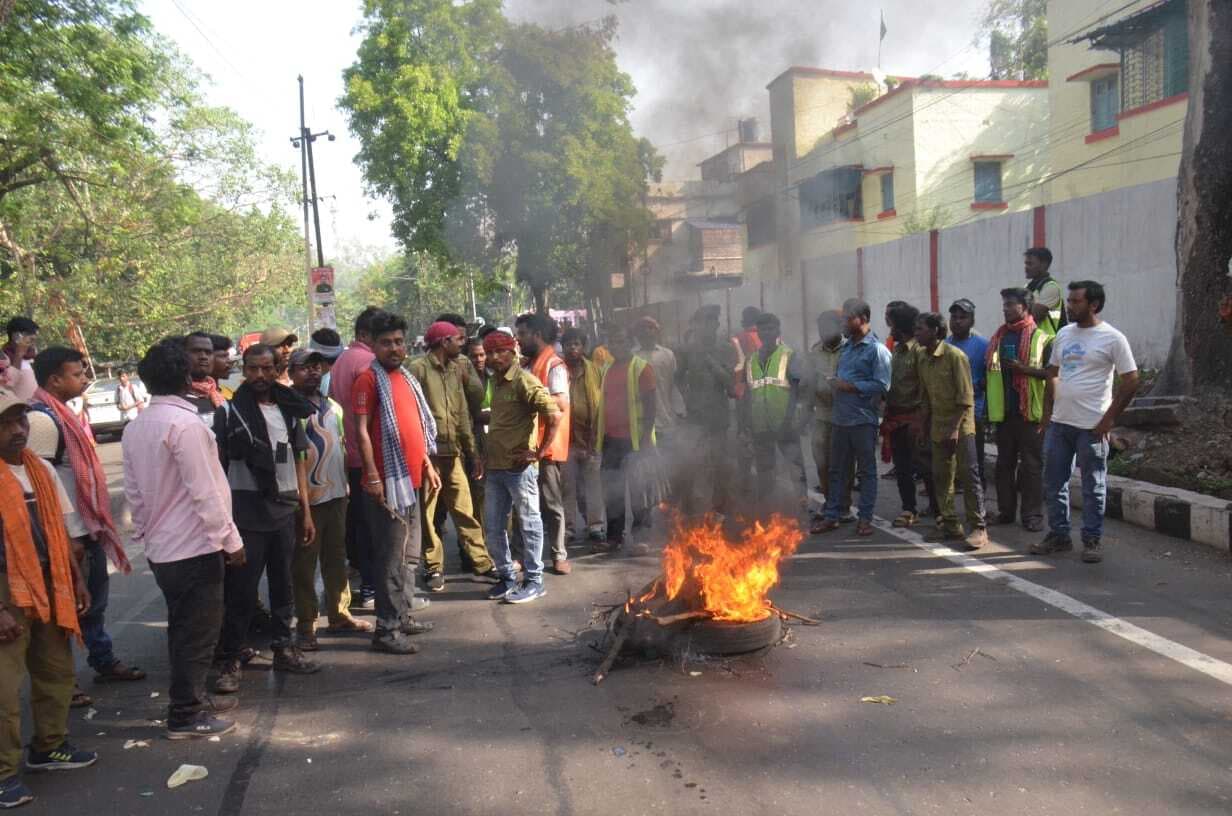 Dhanbad News: बरात लेकर जा रही बस ने बाइक सवार तीन दोस्तों को कुचला, दो की मौत