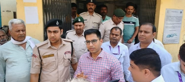 Motihari: डीएम ने सभी कर्मियों को बायोमेट्रिक से उपस्थिति दर्ज करने का दिया आदेश