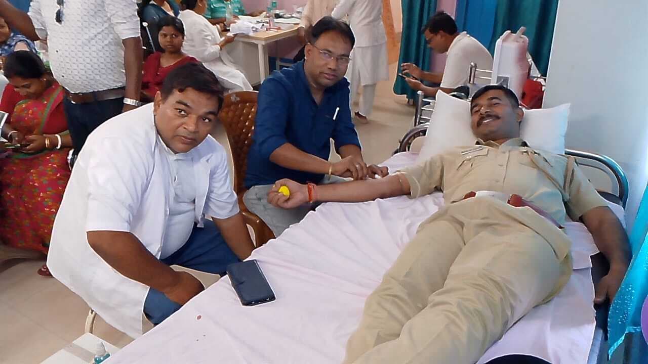 थाना प्रभारी सहित 15 लोगों ने किया रक्तदान