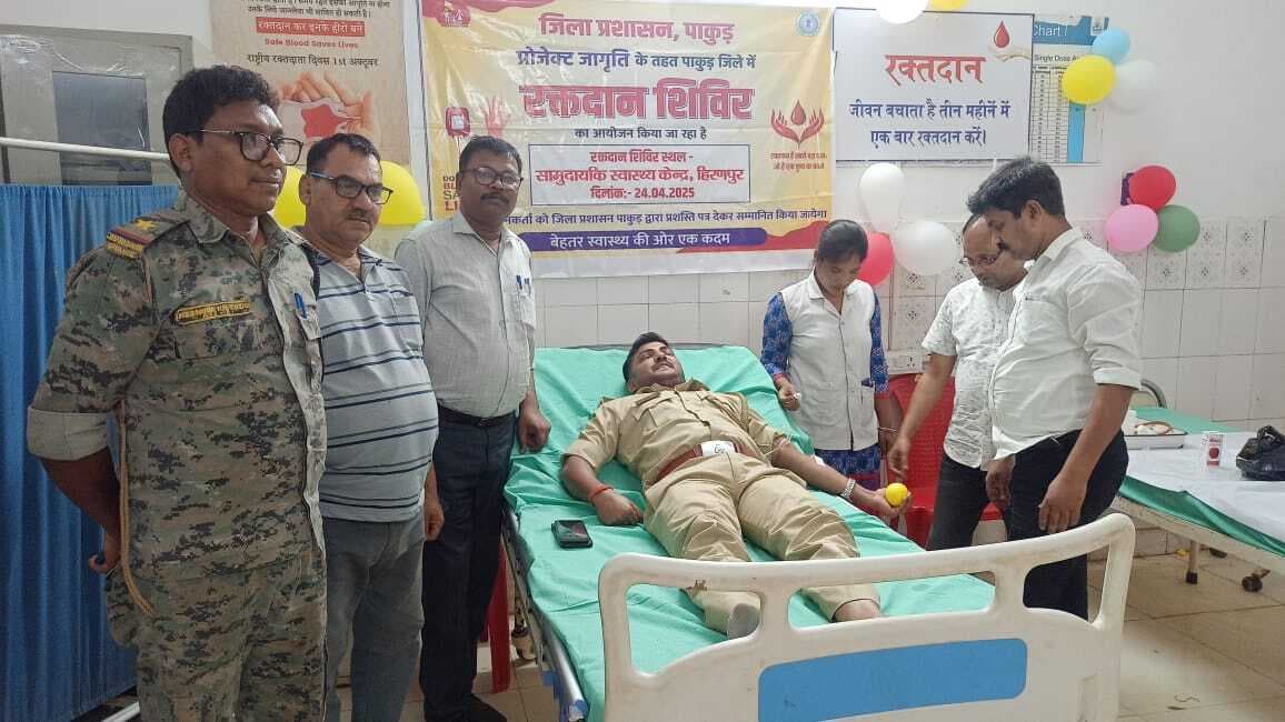 शिविर में सीएचसी कर्मियों ने किया रक्तदान