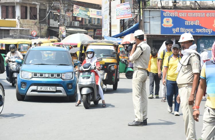 Jamshedpur news. तपती धूप में ड्यूटी कर रही ट्रैफिक पुलिस, धूप से बचते हुए ड्यूटी करने की एडवाइजरी जारी