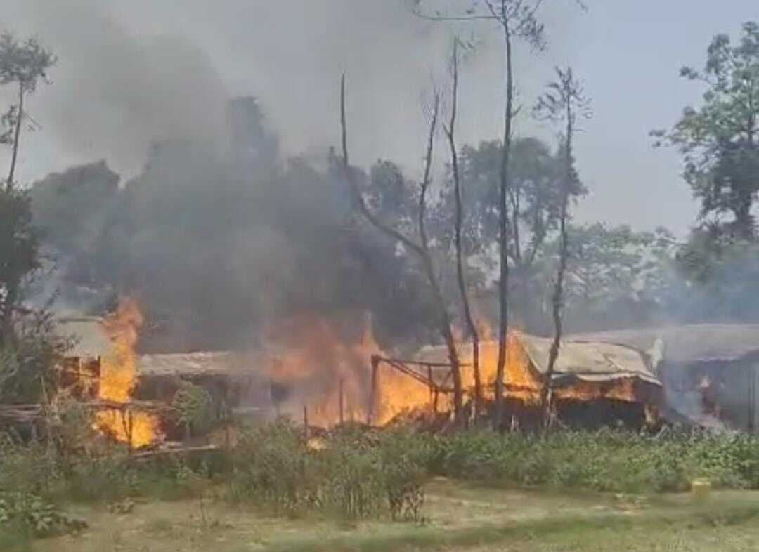 बिजली की शॉर्ट सर्किट से लगी आग से 6 परिवार का घर जलकर खाक