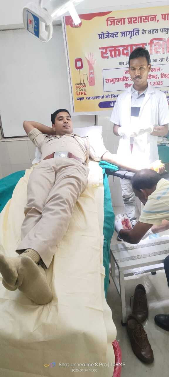 लिट्टीपाड़ा थाना प्रभारी ने किया रक्तदान