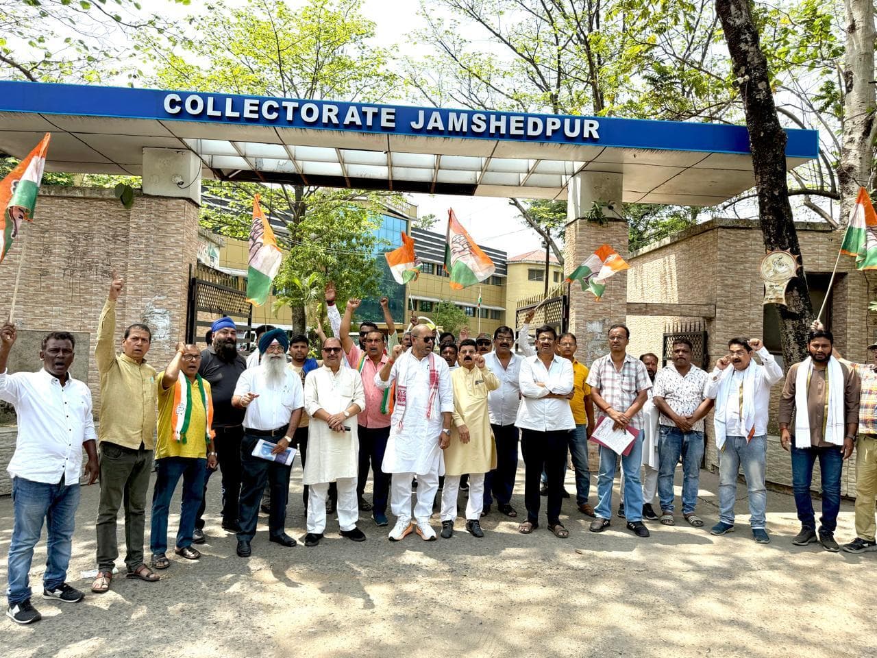 Jamshedpur news. मानगो फ्लाइओवर निर्माण रोकने के खिलाफ कांग्रेस का डीसी ऑफिस पर प्रदर्शन