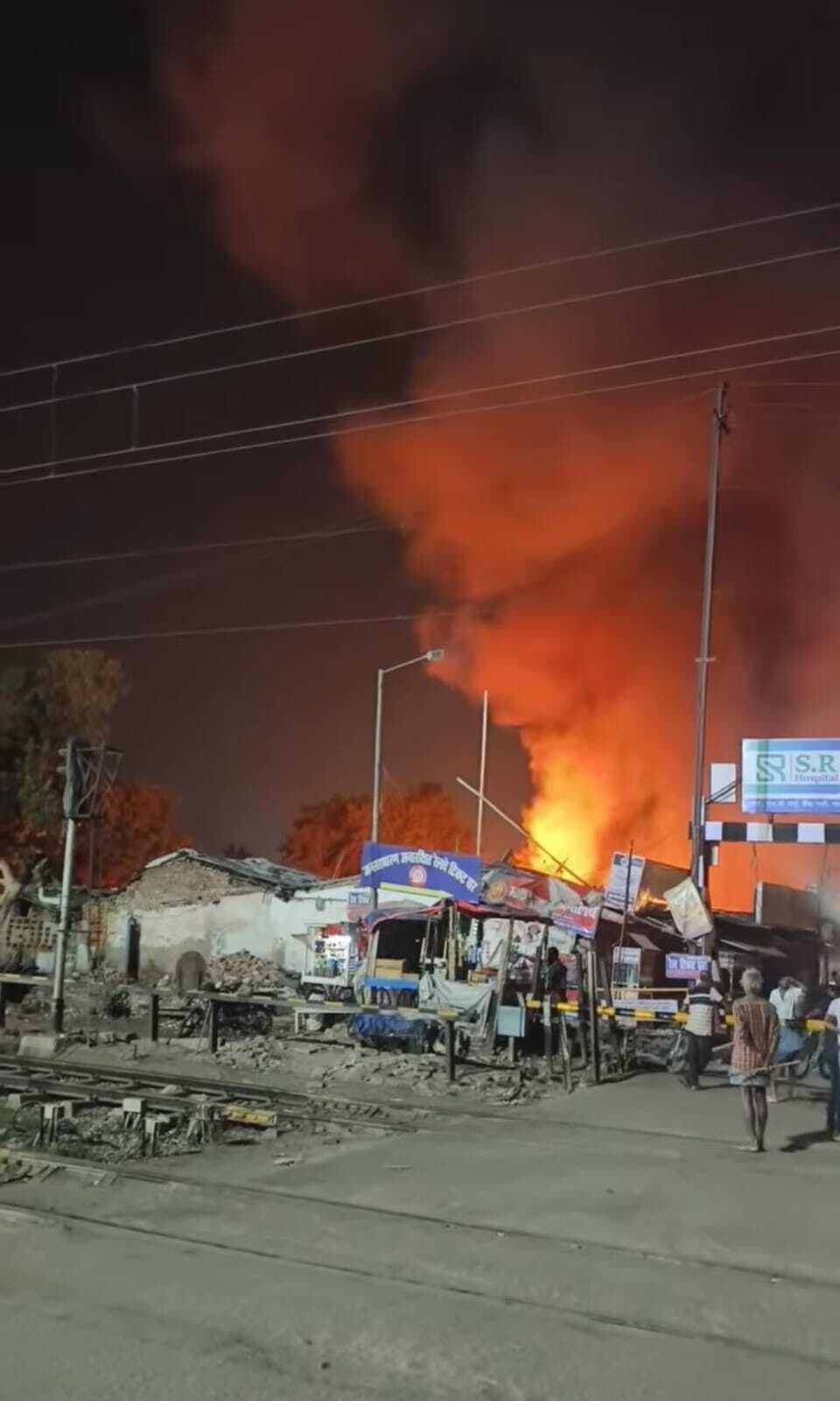 फल की दुकान व गोदाम में आग लगने से अफरा-तफरी का माहौल