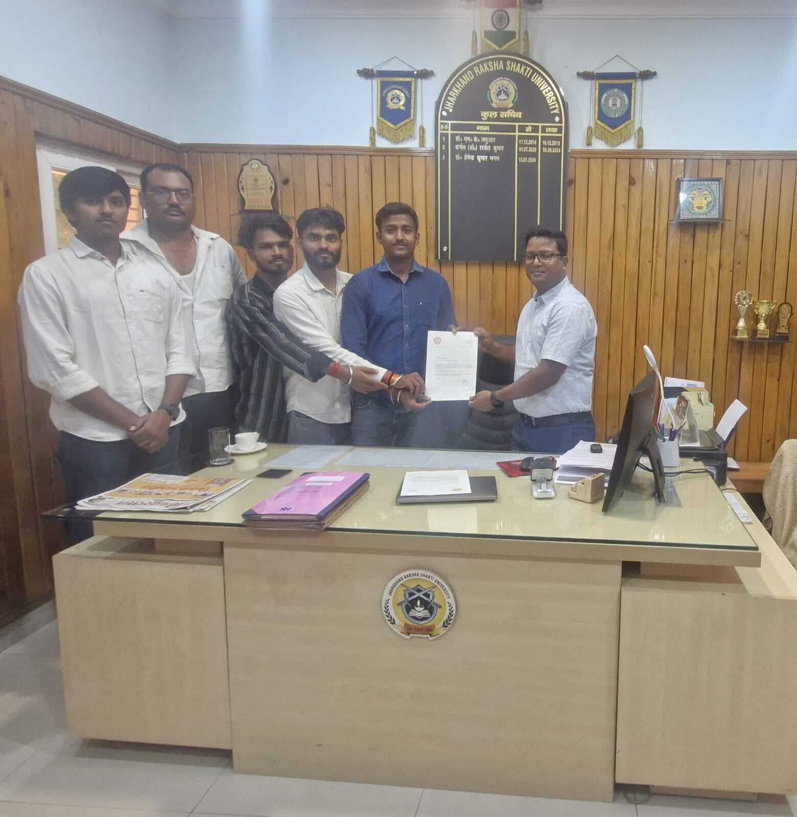 Education News : रक्षा शक्ति विवि के कर्मचारियों को मिल रहा है कम मानदेय