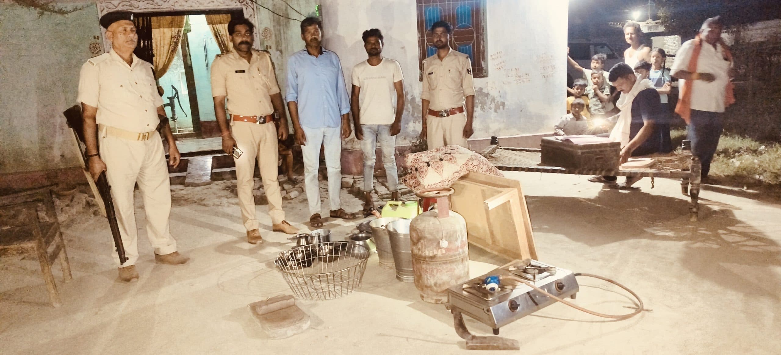 फुलवरिया में पॉक्सो एक्ट में फरार आरोपित के घर पुलिस ने की कुर्की