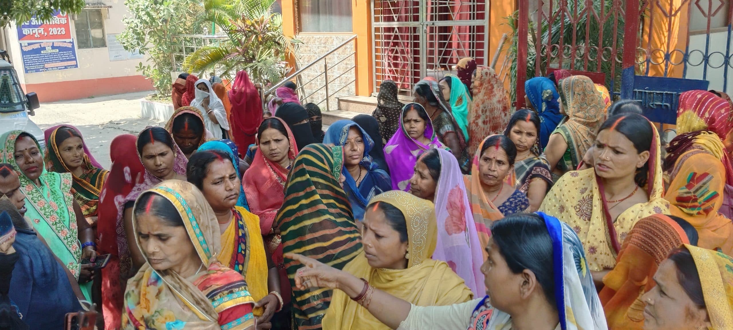 पुलिस के साथ बदसलूकी पर हिरासत में लिया गया युवक, विरोध में महिलाओं ने किया थाने का घेराव