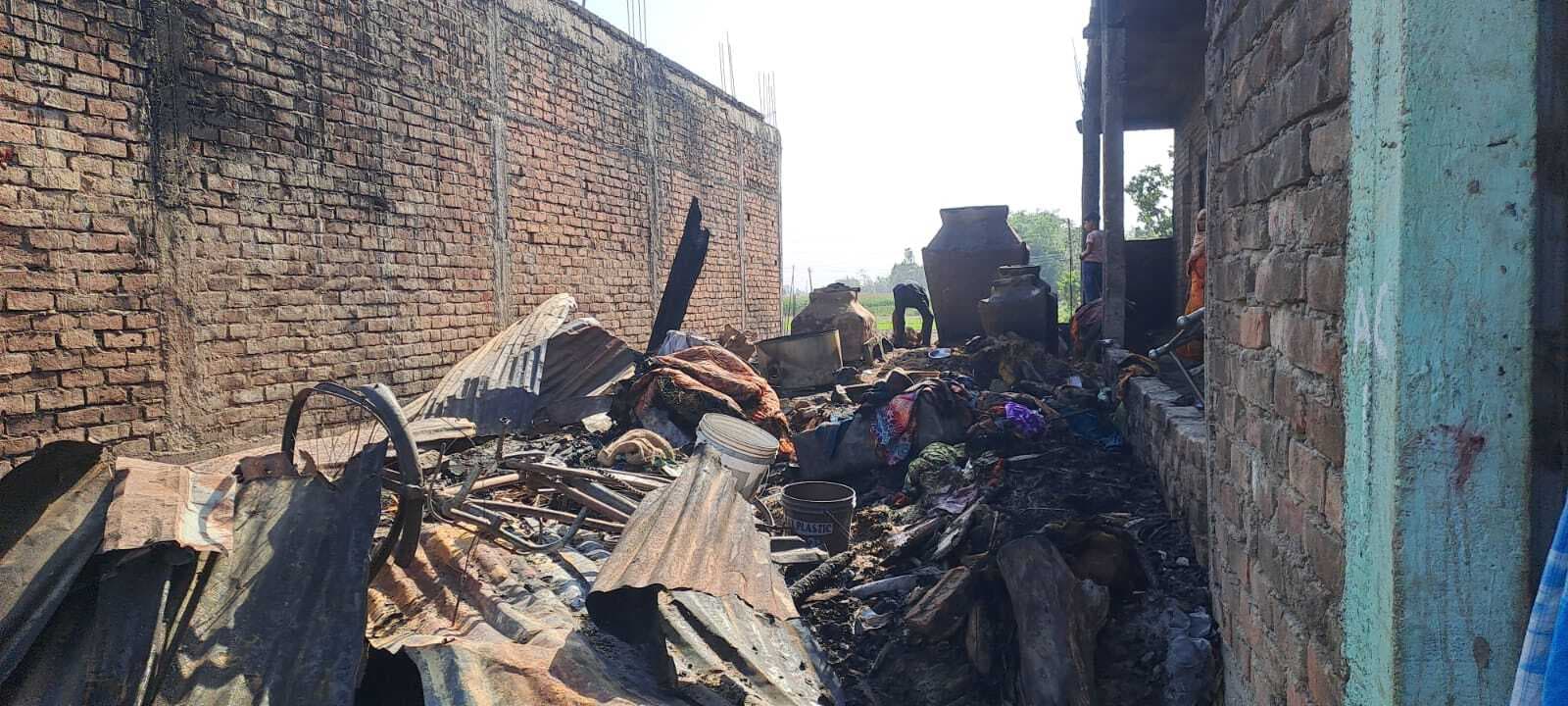 भोजन बनाने के दौरान लगी आग, चार घर जलकर राख