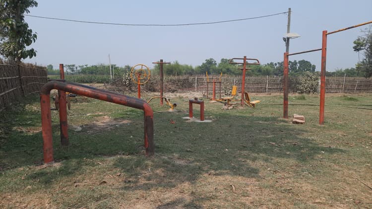 बेलो पंचायत के सड़क के किनारे पांच लाख की ओपन जिम योजना फांक रहा है धूल, पार्ट्स है गायब