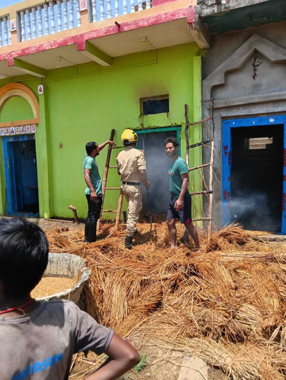 अगलगी में हजारों रुपये की संपत्ति जली