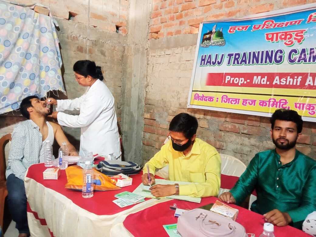 शिविर में हज यात्रियों का किया गया टीकाकरण नहीं पहुंचे प्रशिक्षक, हज यात्रियों में रोष