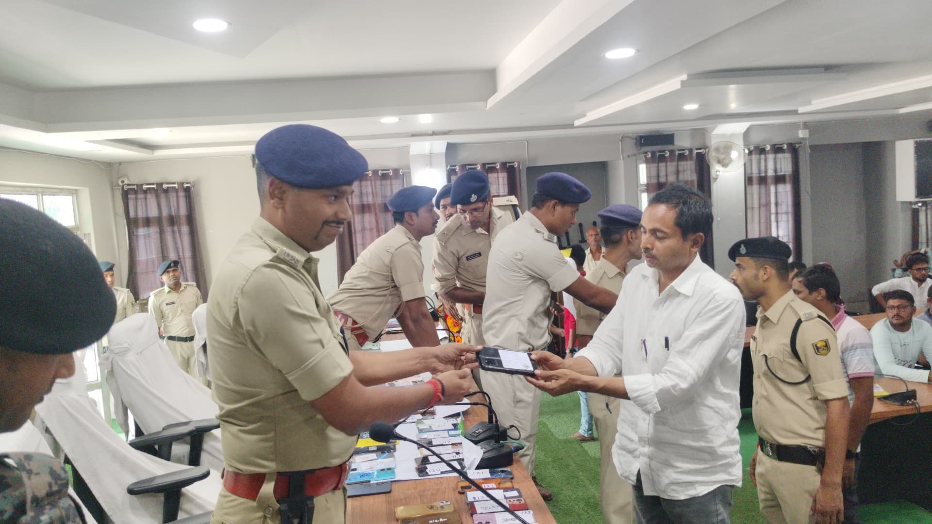 ऑपरेशन मुस्कान के तहत 200 मोबाइल धारकों को पुलिस ने लौटाया