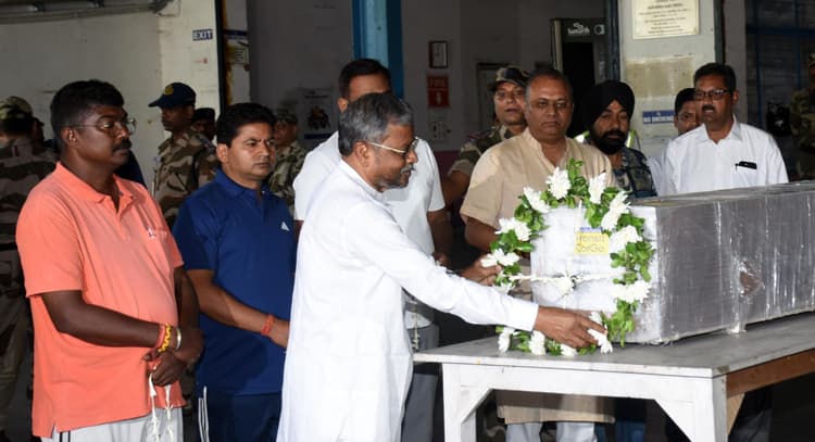 Political News : बाबूलाल मरांडी ने शहीद मनीष रंजन को श्रद्धांजलि दी, कहा : सख्त कार्रवाई करेगी नरेंद्र मोदी सरकार