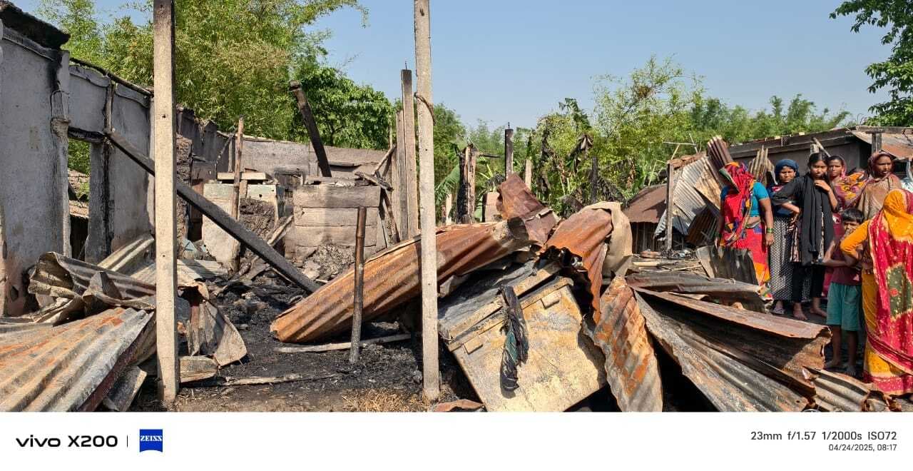 भीषण अग्निकांड में चार घर जलकर राख, लाखों की संपत्ति जलने का अनुमान