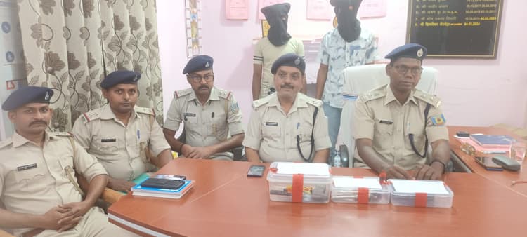 कर्रा में देसी कट्टा के साथ दो गिरफ्तार