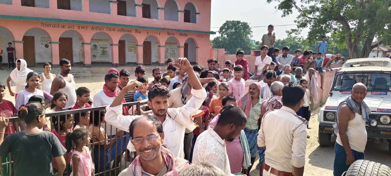 शिक्षक ने छात्राओं का बनाया आपत्तिजनक वीडिया, हंगामा