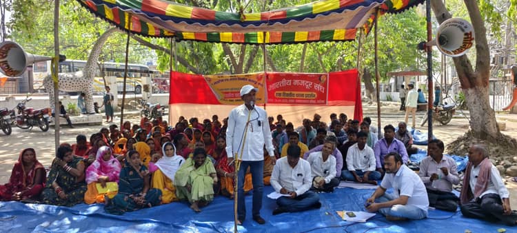 दस सूत्री मांगों को लेकर भारतीय मजदूर संघ ने दिया धरना