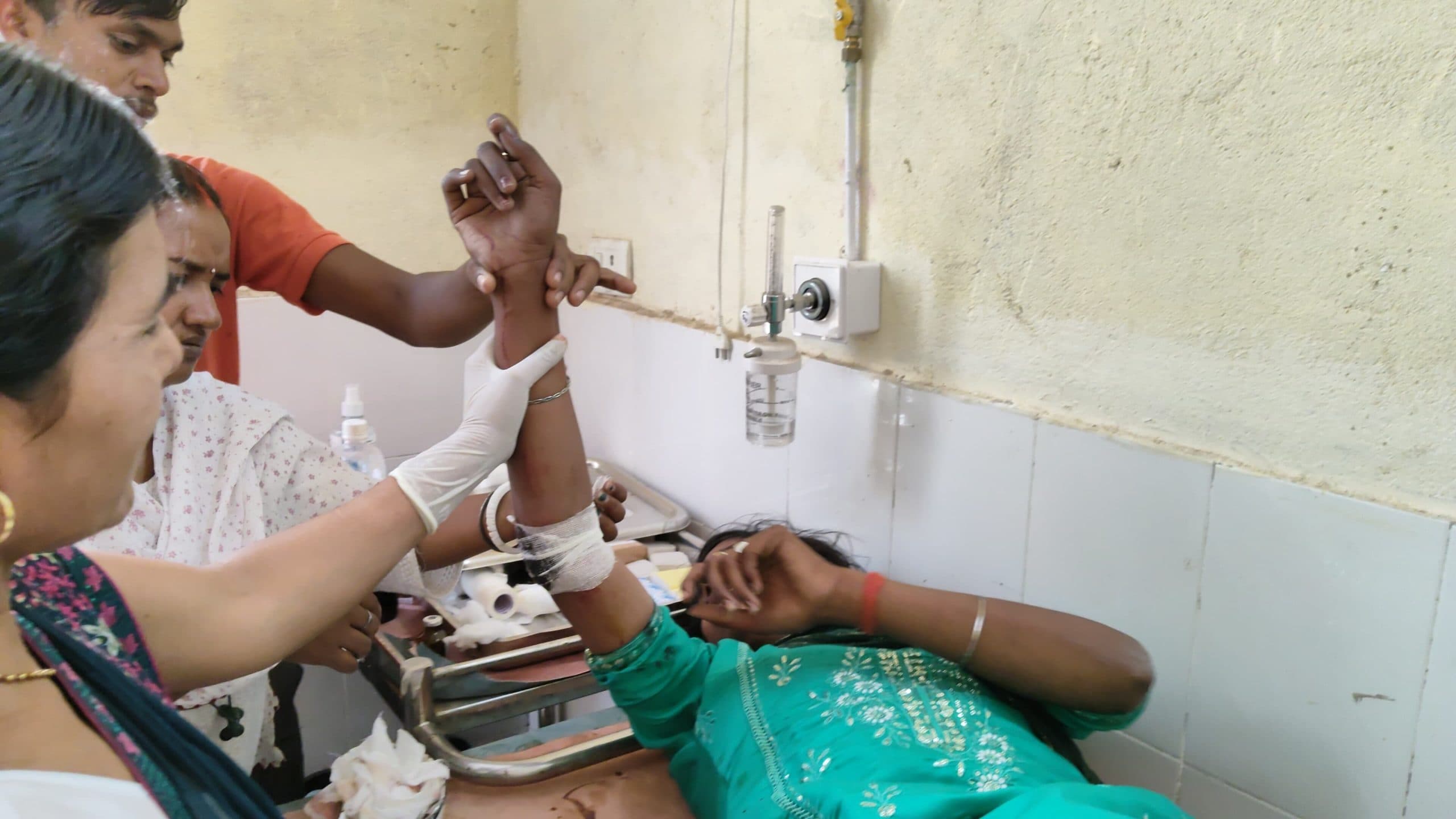 कार की टक्कर से बाइक सवार तीन लोग जख्मी, रेफर