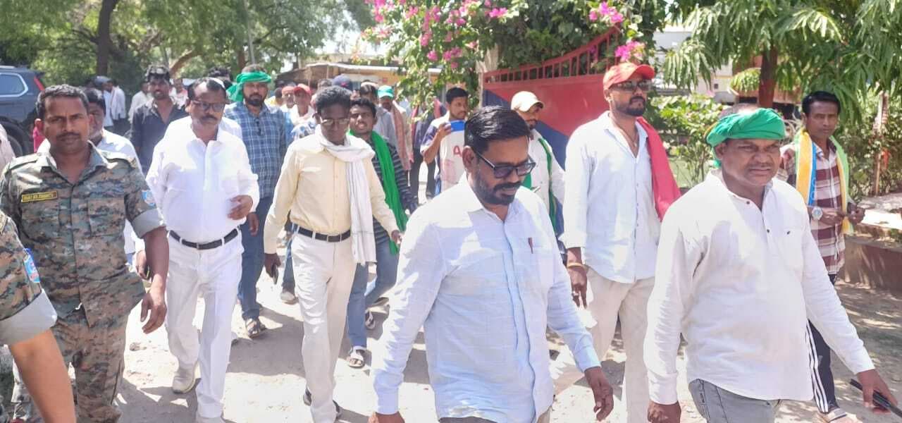 Dhanbad News : इलेक्ट्रोस्टील में सिंदरी के मजदूर की मौत, दिन भर हंगामा के बाद नियोजन व मुआवजे पर बनी सहमति