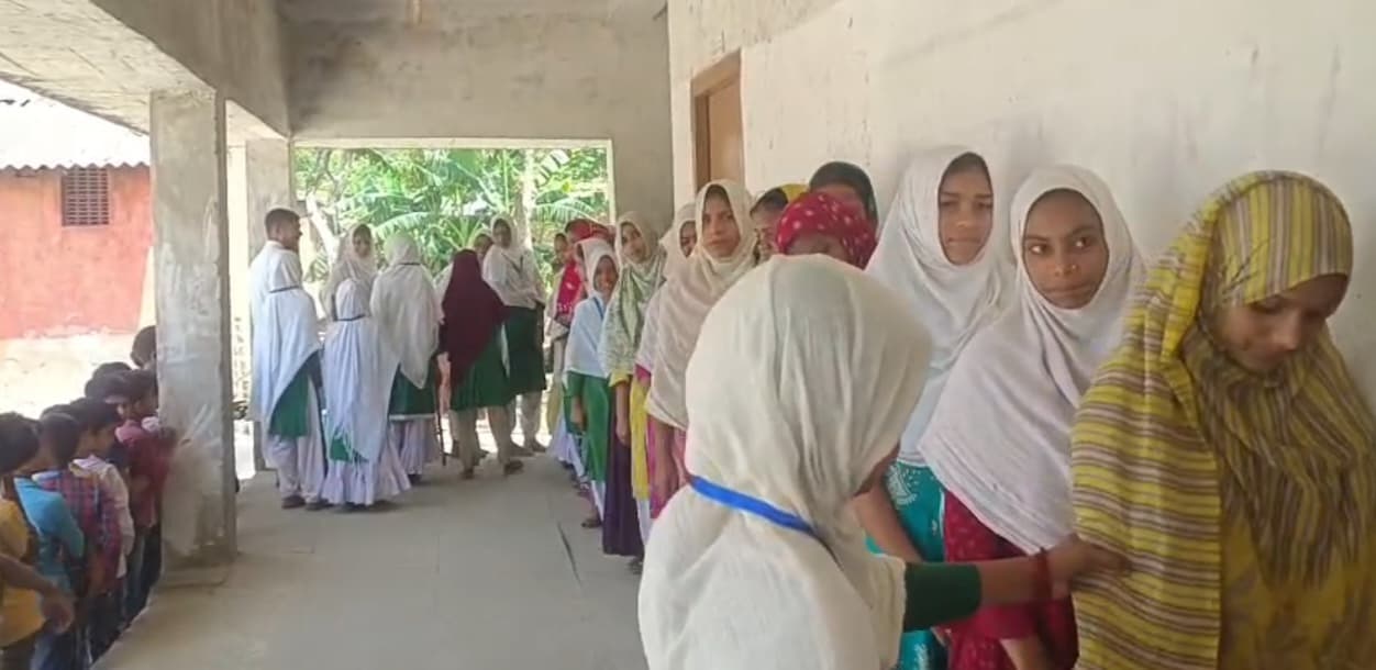 बाल संसद के चुनाव के लिए कराया गया वोटिंग