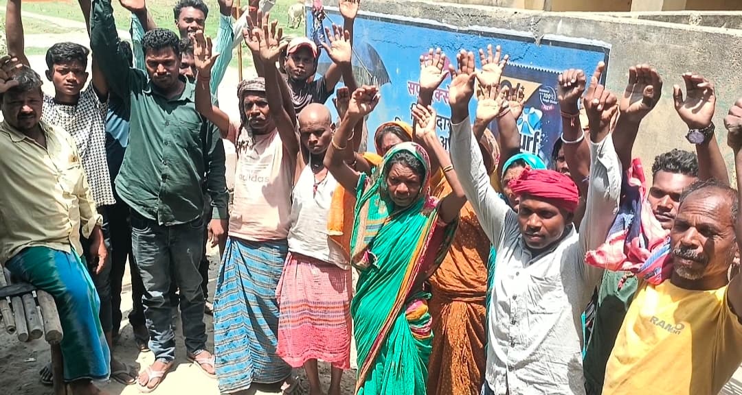 सामुदायिक शौचालय की साफ-सफाई नहीं होने से ग्रामीणों में आक्रोश