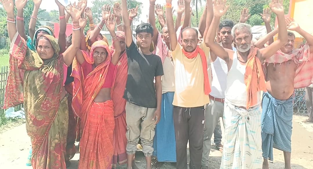 सड़क निर्माण कार्य में अनियमितता पर भड़के ग्रामीण