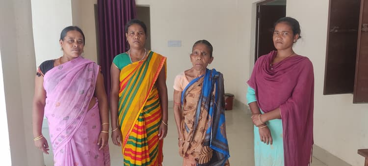 Dhanbad News : पुरानी रसोइयों से काम नहीं लेने का फैसला, बढ़ी परेशानी