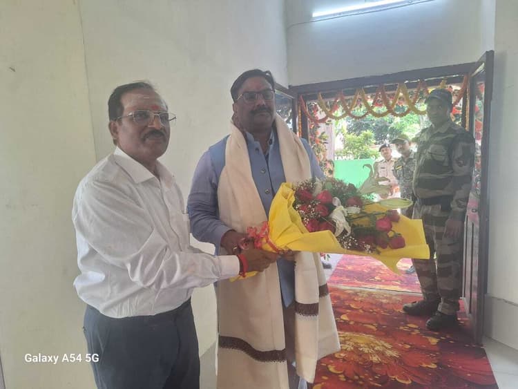 Deoghar news : कोयला उत्पादन में तेजी लाने के लिए कार्यशैली में सुधार लाये संवेदक व आउटसोर्सिंग कंपनी : सीएमडी